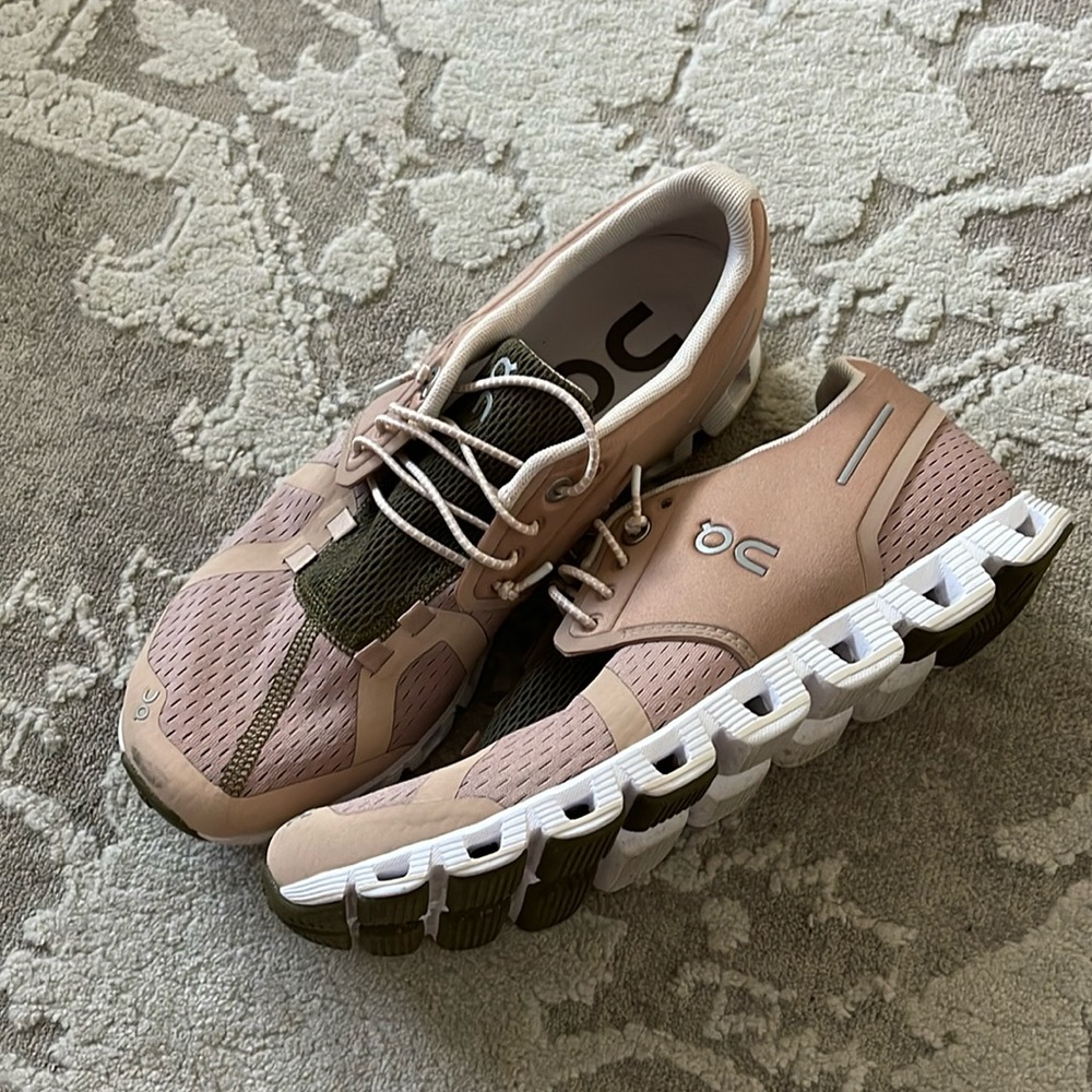 ON Clound Running Shoes (7.5)